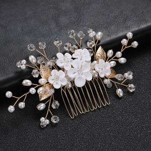 Peigne à cheveux floral pour mariage romantique en jardin, avec fleurs blanches éthérées et perles, délicat, en fil d'argent, pour mariées bohèmes - Product Image 2