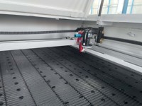 Machine de découpe laser CO2 à alimentation automatique 1610 pour textiles, tissus, bois, stores et rideaux, avec support IA et refroidissement par eau