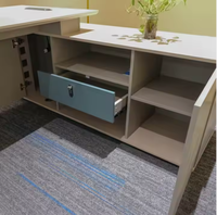 Écrans de confidentialité modernes pour bureaux commerciaux, poste de travail en métal beige, bureau modulaire pour quatre personnes