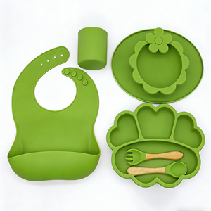 Ensemble d'alimentation pour bébé en <span class=keywords><strong>silicone</strong></span> personnalisé en gros, assiettes à ventouse étanches, bavoir, fourchettes <span class=keywords><strong>et</strong></span> cuillères à manche en <span class=keywords><strong>bois</strong></span> pour tout-petits - Product Image 5