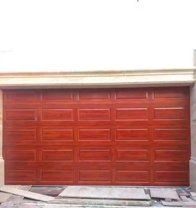 Porte de <span class=keywords><strong>garage</strong></span> sectionnelle en aluminium Prima Deep Red Wood Grain Rectangular Panel, isolée, pour villa, taille personnalisée - Product Image 1