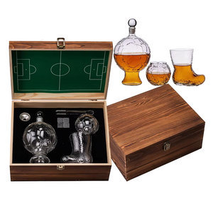 Ensemble de carafe à whisky et à <span class=keywords><strong>vin</strong></span> en forme de ballon de football avec 2 verres, design moderne soufflé à la main, capacité de 26 oz, cadeau durable pour les hommes amateurs de sport - Product Image 1