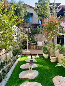 หญ้าเทียมสำหรับกลางแจ้ง พรมหญ้าสังเคราะห์สีเขียว สัมผัสเสมือนจริง ดูเป็นธรรมชาติ ตกแต่งสนามหญ้า - Product Image 2