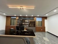 Bureau de direction haut de gamme, durable, écologique et moderne, design italien incurvé, poste de travail présidentiel avec retour latéral en bois
