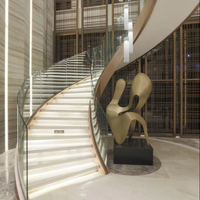 Escalier en colimaçon moderne personnalisé avec garde-corps en fer forgé, forme d'arc, verre incurvé pour une utilisation intérieure dans les appartements et les villas