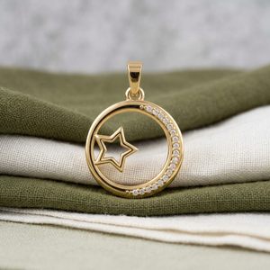 Elegante Colgante Celestial de Plata con Moissanita, Diseño de Estrella en Luna Creciente, con Acentos de Diamantes Pavé, Joyería Fina de Lujo para Mujer - Product Image 4