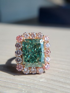 Bague en or jaune 14 carats avec diamant vert radiant de laboratoire et halo de diamants ronds roses, plaqué rhodium, bijoux de luxe - Product Image 5