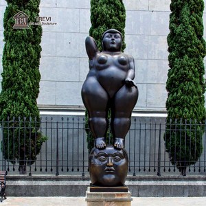 Escultura de Bronce TREVI de Fernando Botero, Estatua de Dama Gorda de Pie sobre una Cabeza, para Decoración de Plazas Exteriores y Jardines de Museos - Product Image 3