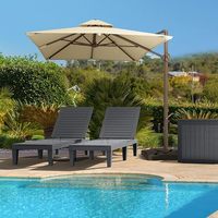 Chaise longue noire à lattes avec dossier réglable et table d'appoint en osier pour piscine, patio, jardin et cour.