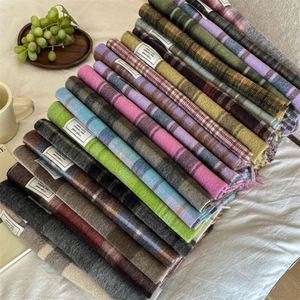 Écharpes d'hiver de haute qualité en gros, écharpes en laine 100% australiennes pour femmes, châles longs rayés classiques pour femmes seniors - Product Image 1
