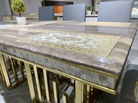 Table à manger de luxe A8812 en acier inoxydable doré avec 8 chaises modernes de style Louis XV pour appartement, maison ou hôtel