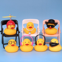 Petit canard jaune accessoires chapeau écharpe lunettes voiture jouet idéal pour les jouets promotionnels
