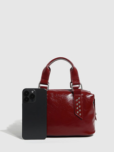 Bolso de Hombro Retro Negro con Tachuelas, Estilo Vintage Boston con Detalles Metálicos, Bolso Satchel Moderno para Uso Diario - Product Image 5