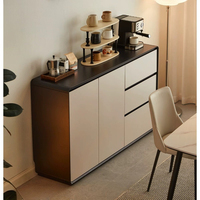 Buffet minimaliste en bois aux bords arrondis, cadre en bois grain noyer, porte coulissante blanche, poignée dissimulée, rangement avec tiroirs
