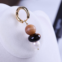 SubtleGlam Boucles d'oreilles pendantes tendance personnalisables en or 18 carats plaqué or avec perle d'eau douce en forme de boule, cadeau pour femme