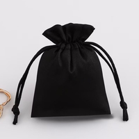 Pochette en velours avec cordon de serrage pour parfum, emballage anti-poussière, impression de logo personnalisée disponible, petits colliers et bagues blancs