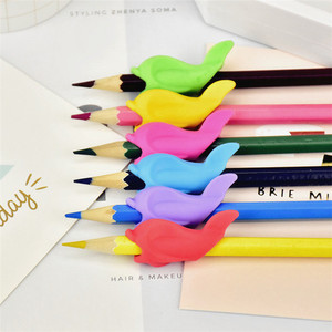 Empuñadura de lápiz de silicona ecológica con diseño de pez y delfín para corrección de escritura de estudiantes para niños - Product Image 2
