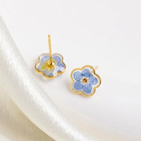 Anting-anting bunga awet alami ramah lingkungan dari resin Forget-Me-Not dengan bahan stainless steel, pemasok OEM/ODM