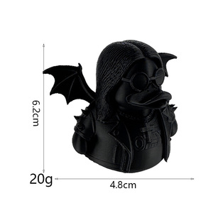 Statuetta di anatra nera alta 6,2 cm con ali di pipistrello e occhiali da sole, decorazione da scrivania, regalo artigianale - Product Image 1
