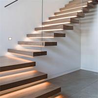 Le chemin invisible : Escaliers flottants ultra-minimlistes pour une vie en open space