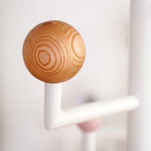 Juncheng ชั้นวางเสื้อผ้าไม้แข็งสไตล์นอร์ดิกเฟอร์นิเจอร์เฟอร์นิเจอร์อเนกประสงค์รูปทรงหมวกแฟชั่นเสื้อผ้าแห้งเสื้อผ้าห้องนอนบ้าน - Product Image 5