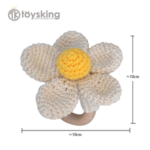 <span class=keywords><strong>Hochet</strong></span> pour bébé en bois de hêtre et coton, fait main, <span class=keywords><strong>personnalisable</strong></span>, en forme de fleur au crochet, pour filles, vente en gros - Product Image 2