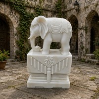 Sculpture d'éléphant en marbre européen sur mesure grandeur nature avec socle traditionnel porte-bonheur 'Fu' - Durable pour l'extérieur et l'usage en ferme