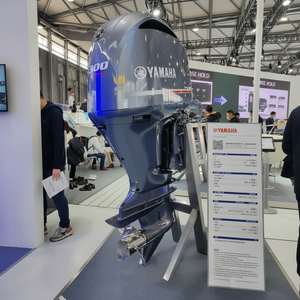 Motor Fuera de Borda Profesional de 4 Tiempos y 15 HP Yamaha, Refrigerado por Agua, con Combustible Eléctrico, para Uso Marino en Embarcaciones - Product Image 1