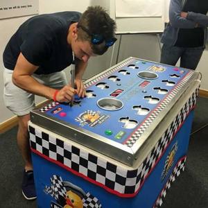 เครื่องเล่นสนามเด็กเล่นแบบอินเทอร์แอคทีฟ เกมถอนเป็ด เกมสายไฟ เกมผ่าตัดเป็ด เครื่องเล่นเกมโลหะกลางแจ้งสำหรับงานอีเว้นท์ให้เช่า - Product Image 4