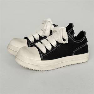 รองเท้าผ้าใบผู้ชายทรงโอเวอร์ไซส์สไตล์ใหม่ปี 2026 ดีไซน์พื้นหนาแบบดิสเทรส ทันสมัย สไตล์บอร์ดชูส์ - Product Image 1