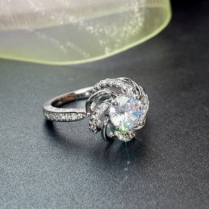 Bague de fiançailles en zircon Rosebud pour femme, bijou élégant et scintillant pour le doigt - Product Image 1