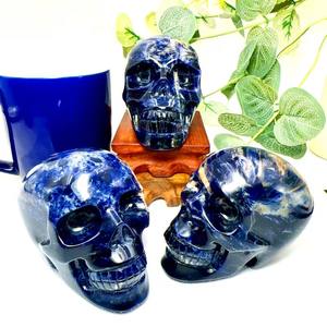 Crâne en sodalite bleue, cristal de guérison naturel écologique, sculpture de forme irrégulière pour la décoration de la maison, vente en gros - Product Image 4