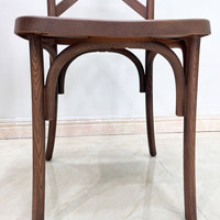 Chaise de banquet à dossier croisé en bois grainé brun foncé, démontable et empilable, pour hôtels et réceptions de mariage