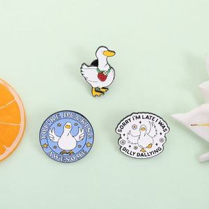 Broche en émail fille dessin animé mignonne et amusante Betty Tan Divino avec citation, accessoire badge métallique, vente chaude - Product Image 1