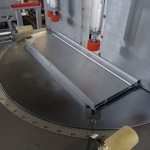 Troncatrice a doppia testa ad alta precisione per profili in alluminio per la produzione di finestre e porte in alluminio - Product Image 5