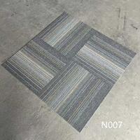 Lüks Kare Çizgili PVC Tabanlı Mavi Naylon Yanmaz Su Geçirmez Ofis Halı Karoları 50x50cm Kaymaz Çevre Dostu