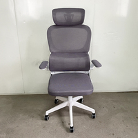Chaise de bureau ergonomique moderne en maille noire avec accoudoirs réglables et base chromée robuste pour poste de travail professionnel et confort optimal