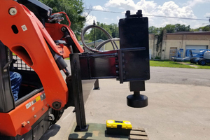 Pile driver pour excavatrice agricole et chargeuse compacte, pour piquets de clôture, 2,5-4,5 tonnes, motorisé - Product Image 2