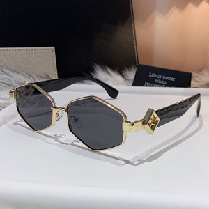 Estilo punk Nuevo diseño Letra Gafas de Sol de lujo Polígono Marco metálico Gafas de sol Retro Para Mujeres Hombres Unisex - Product Image 2