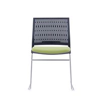 Chaise de visiteur moderne en plastique avec base chromée, dossier ventilé, empilable, pour réunions et événements