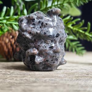 Medusa de Obsidiana Hecha a Mano con Cabeza de Serpiente - Decoración de Mitología Griega, Brujería y Wicca para Altar (Venta al Por Mayor) - Product Image 4