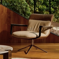 Fauteuil de détente contemporain marron rembourré avec accoudoirs ouverts noirs pour hôtel, salon et villa