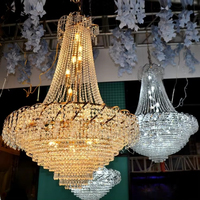 Lustre de luxe en métal de fer de 12 têtes lustre de couronne d'or avec le cristal de perle pour la décoration de plafond de mariage