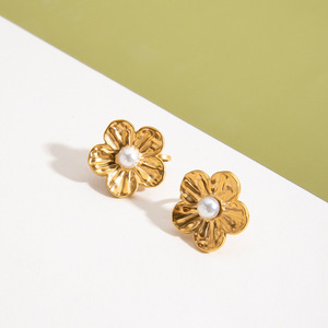 Boucles d'oreilles à clipser en forme de fleur, plaquées or 18 carats, incrustées de perles, en acier inoxydable, pour un usage quotidien - Product Image 4