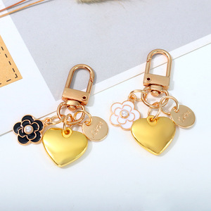 Porte-clés Cœur Métallique Adorable pour Étui <span class=keywords><strong>AirPods</strong></span>, avec Perle Camélia LOVE, Breloque Suspendue, Cadeau pour Couples - Product Image 1
