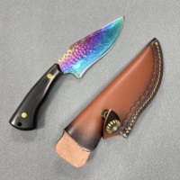 Couteau de chasse à manche en bois martelé de qualité supérieure couteau à lame fixe placage en titane arc-en-ciel couteau de survie de camping EDC avec gaine