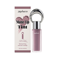 Gloss à lèvres mat violet clair, soyeux et lisse. Rouge à lèvres aérien à fini mat avec une couleur subtile et longue tenue