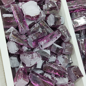 พลอยสังเคราะห์สีแดงกุหลาบแบบไม่เจียระไน ทรงลูกบาศก์ วัตถุดิบสำหรับทำพลอยหลวม - Product Image 1