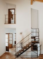 Escalier droit moderne au design nouveau avec marches en bois et structure métallique pour la décoration intérieure