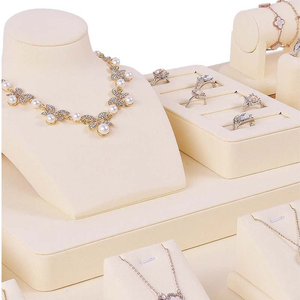 Ensemble de présentoirs à bijoux en crème avec supports pour colliers, bagues et boucles d'oreilles pour présentation en vitrine - Product Image 5